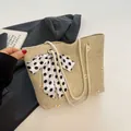 Stroh-Stoffbeutel mit Gänseblümchen-Stickerei und gepunkteter Schleife am Seilgriff - Khaki