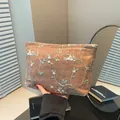 Braune gewebte Handtasche mit blauer Blumenstickerei im schicken Vintage-Stil - Braun