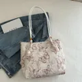 Sac cabas beige avec motif papillon 3D, perles et poignées en cuir élégantes - Rose