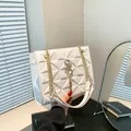 Borsa a tracolla trapuntata bianca con catena dorata e dettaglio nappa - Bianco