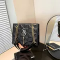 Borsa quadrata nera trapuntata con tracolla a catena d'oro e nappa metallica - Nero