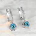 Elegante Vintage-Silberohrringe mit runden blauen Edelsteinen und Mikro-Pave-Kristallen - Wasserblauer Hauptstein / Silber (Weißgold-vergoldet)