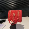 Borsa a tracolla quadrata rossa trapuntata con catena dorata e nappa logata - Rosso