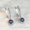 Elegante Silberohrringe mit blauem Saphir-Anhänger und einem Micro-Pave-Diamantkranz - Saphirblauer Hauptstein / Silber (Weißgold-vergoldet)