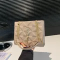 Piccola borsa quadrata trapuntata beige con logo S dorato e tracolla a catena - Albicocca