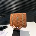 Bruine gewatteerde schoudertas met gouden ketting en stijlvol kwastje detail - Khaki