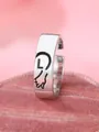 Dettaglio macro di anello d'argento con contorno a cuore, lettera L e motivo zampa di gatto - Lettera Sinistra L