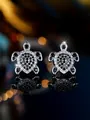 Dettaglio degli orecchini a tartaruga con cristalli bianchi e neri su base specchiata - Tartaruga Bianca E Nera (Platino Diamante Nero) / Argento Nero