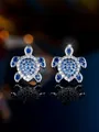 Dettaglio orecchini a lobo tartaruga in argento con zirconi blu e bianchi intarsiati - Tartaruga Blu E Bianca (Platino Blu Reale) / Blu Argento