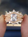 Macro-opname van roségouden ringenset met emerald geslepen zirkoon en vintage details - US 6 / Champagne Goud Witte Steen