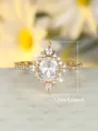 Macro dettaglio anello dorato con zircone ovale e pietre marquise, altezza di 1,7 cm - US 6 / Oro
