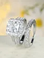 Vista macro detallada de conjunto de anillos con corte princesa cuadrado y pavé de diamantes - US 6 / Platino Plata Strass Blanco