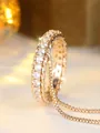 Makro-Detail des goldenen Memory-Rings mit Kristallen und passender venezianischer Kette - US 6 / Gold