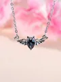 Dettaglio del ciondolo a pipistrello con gemma a cuore e catena sottile in argento - Oro Bianco Multicolore