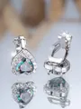 Détail macro de boucles d'oreilles clips en cœur avec pierres colorées et pavé diamants - Clip d'Oreille Cœur / Zircon iridescent