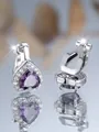 Détail de boucles d'oreilles cœur en zircon violet avec pavé de cristaux et reflet miroir - Clip d'Oreille Cœur / Zircone Violette