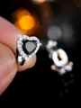 Zilveren hart oorbellen met zwarte zirkoon en micro-pave halo zetting voor vrouwen - Hart Oorklem / Zwarte Zirkonia