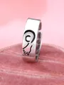 Verstelbare zilveren ring met omarmende handen en zwarte gravure op roze fluweel - Linker Letter C
