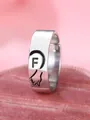 Anello dell'amicizia in argento minimalista con lettera F e cuore in una scatola rosa - Lettera Sinistra F