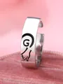 Anello vintage d'argento con cuore e lettera G su un supporto di velluto rosa - Lettera Sinistra G