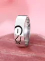 Anello aperto vintage in argento con incisione di cartoni neri su fascia larga liscia - Lettera Sinistra I