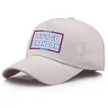 Beigefarbene Baumwoll-Baseballkappe mit Let's Go Brandon Logo auf weißem Grund - Einheitsgröße / Beige