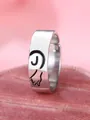 Anello regolabile in argento con lettera J incisa in nero e motivo a mano su velluto - Lettera Sinistra J