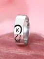 Anello vintage d'argento regolabile con lettera K e motivo di mani che si tengono - Lettera Sinistra K