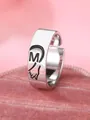 Anello regolabile in argento con lettera M in smalto nero e cuore su velluto rosa - Lettera Sinistra M