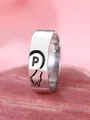 Anello largo in argento con lettera P nera e incisione di promessa su base velluto - Lettera Sinistra P