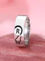 Anello regolabile argento con lettera R incisa su espositore in velluto rosa - Lettera Sinistra R