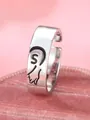 Anello aperto vintage argento con lettera S nera incisa e motivo a mano su velluto - Lettera Sinistra S