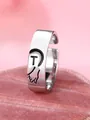 Anello vintage in argento con finitura lucida e incisione nera della lettera T - Lettera Sinistra T