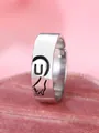 Anello in argento lucido con lettera U incisa e motivi a mano su velluto rosa - Lettera Sinistra U