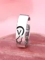 Anello aperto argento con incisione cuore nero e gesto per coppie su velluto rosa - Lettera Sinistra V