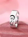 Anello regolabile in argento con incisione W su scatola in velluto rosa - Lettera Sinistra W