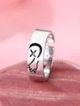 Anello aperto regolabile retrò argento con grafica nera di croce e mani intrecciate - Lettera Sinistra X