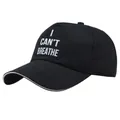Schwarze Baumwoll-Baseballkappe mit weißem I CAN'T BREATHE Aufdruck und Sandwich-Schirm - Schwarz (Weißer Rand Druck)