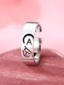 Anello regolabile in argento lucido con lettera A nera e design a forma di dito - Lettera Destra A
