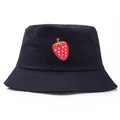 Cappello a secchiello in cotone nero classico con ricamo a fragola rossa sul davanti - Taglia unica / Ciano