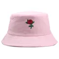 Sombrero de pescador rosa para mujer con bordado de rosa roja sobre fondo blanco - Talla única / Rosa