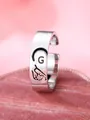 Anello regolabile argento con lettera G nera incisa su sfondo velluto rosa - Lettera Destra G