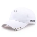 Weiße Baumwoll-Baseballkappe mit silbernen Metallringen und schwarzer Bestickung - L(58-60cm) / Weiß