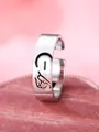 Anello regolabile in finitura argento con incisione promessa e design a cuore - Lettera Destra I