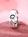 Anello regolabile argento con lettera M nera incisa su sfondo di velluto rosa - Lettera Destra M