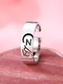 Anello vintage d'argento con lettera N nera e motivo del gesto della promessa mignolo - Lettera Destra N