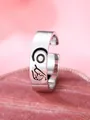 Anello regolabile argento vintage con icone di gesti neri e finitura lucida - Lettera Destra O