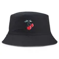 Sombrero de pescador negro de algodón con bordado de cerezas detallado y ala plana - Talla única / Negro