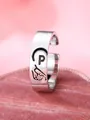 Anello regolabile argento con lettera P incisa su sfondo di velluto rosa - Lettera Destra P