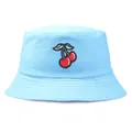 Bob en coton bleu clair avec broderie cerise rouge et bord protecteur contre le soleil - Taille Unique (56-58cm) / Style à Broderie Cerise / Bleu ciel